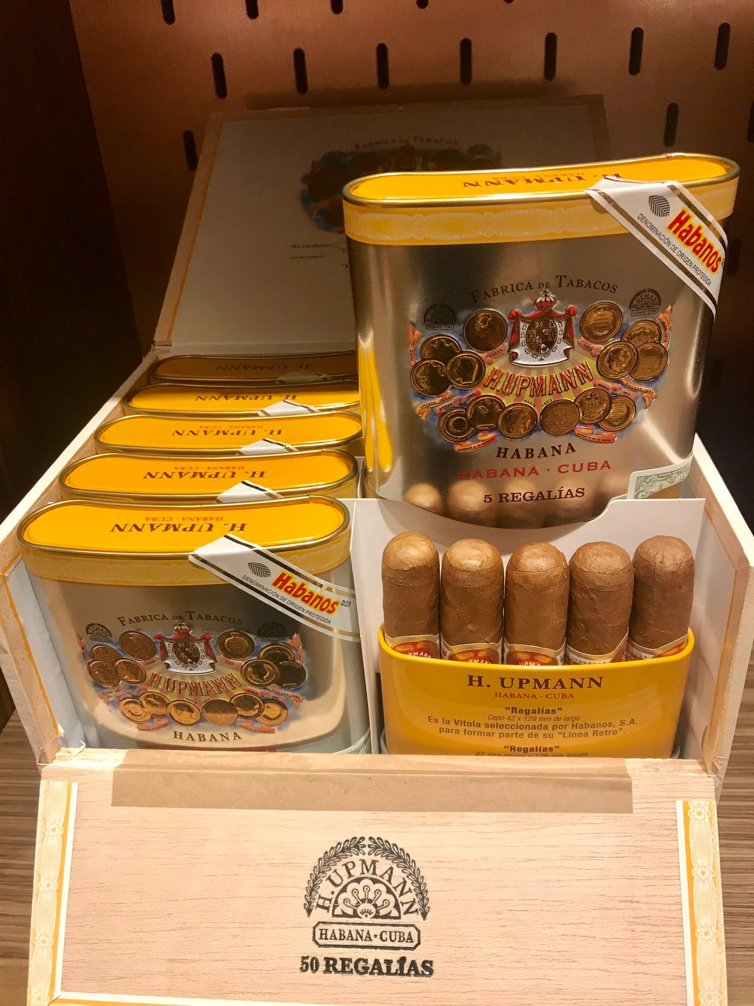 H. Upmann - Regalias A/P 5's x 10, 50's - Image 4